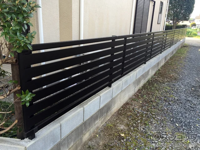 埼玉県日光市のValue Selectのフェンス・柵 エクスラインフェンス23型 横半目隠しタイプ 自由柱 施工例