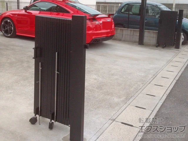福岡県名古屋市のLIXIL リクシル(TOEX)のカーゲート トリップゲート 傾斜地専用型 ノンレール 両開き 60W（30S+30M） 施工例