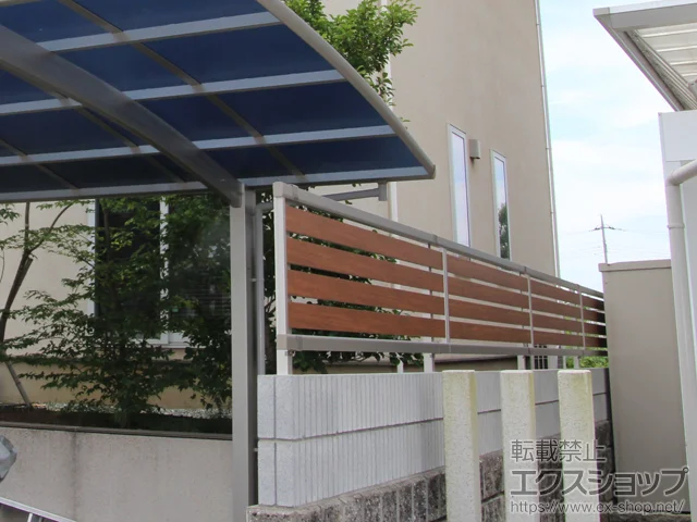 茨城県常総市のYKKAPのフェンス・柵、カーポート ルシアスフェンスF04型 横板 木目カラー 自由柱施工 施工例