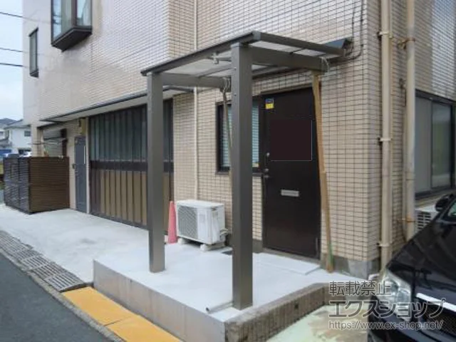 千葉県佐倉市ののカーポート、テラス屋根 メニーウェルD テラスタイプ 単体 すき間カバー外壁取付仕様 積雪〜20cm対応 施工例