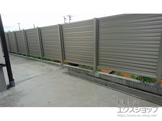 富山県富山市のYKKAPのフェンス・柵 レスティナフェンス5型 目隠しルーバー 自由柱施工 施工例