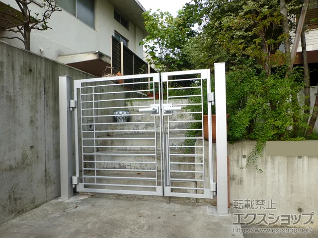 東京都逗子市のLIXIL リクシル(TOEX)の門扉 マイリッシュB2型 両開き親子 門柱タイプ 施工例