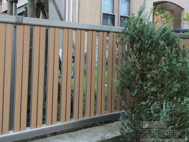 神奈川県福岡市の積水樹脂(セキスイ)のフェンス・柵 ルシアスフェンスF03型 たて半目隠し 木調カラー 自由柱施工 施工例