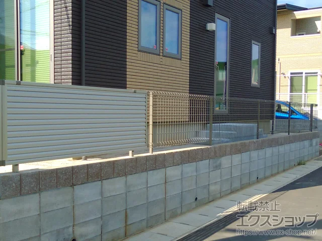 福岡県福津市のLIXIL リクシル(TOEX)のフェンス・柵 ハイグリッドフェンスUF8型 フリーポールタイプ 施工例