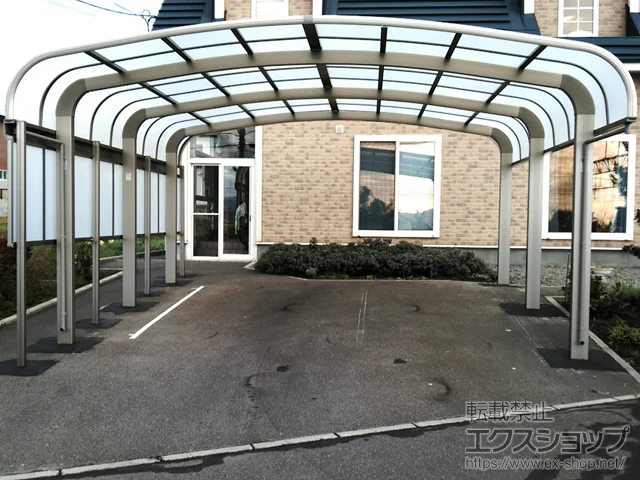 北海道大町市のYKKAPのカーポート テールポートシグマIII 1500 ワイド 積雪〜50cm対応＋テールポートシグマIII 1500 サイドパネル（片側） 施工例