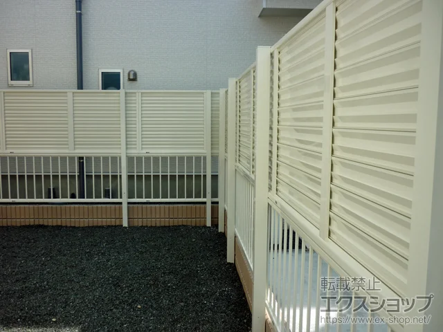 静岡県土浦市のValue Selectのフェンス・柵 ミエーネフェンス+ミエッタフェンス 2段支柱 自立建て用（パネル2段） 施工例