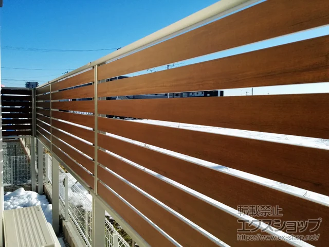 埼玉県知多郡美浜町ののフェンス・柵 ルシアスフェンスF04型 横板 木目カラー 上段のみ設置 自立建て用 施工例