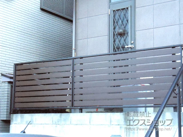 神奈川県南足柄市のYKKAPのフェンス・柵 モクアルフェンス 横板タイプ 自由柱施工 施工例