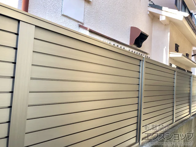 兵庫県広島市のYKKAPのフェンス・柵 プレスタフェンス 5型 横目隠し 間仕切りタイプ 施工例