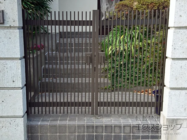 神奈川県土佐市のLIXIL リクシル(TOEX)の門扉 ハイ千峰 両開き 門柱無し 施工例