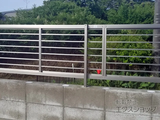 福岡県大牟田市のLIXIL リクシル(TOEX)のフェンス・柵 プレスタフェンス 1型 細横桟 フリーポールタイプ 施工例