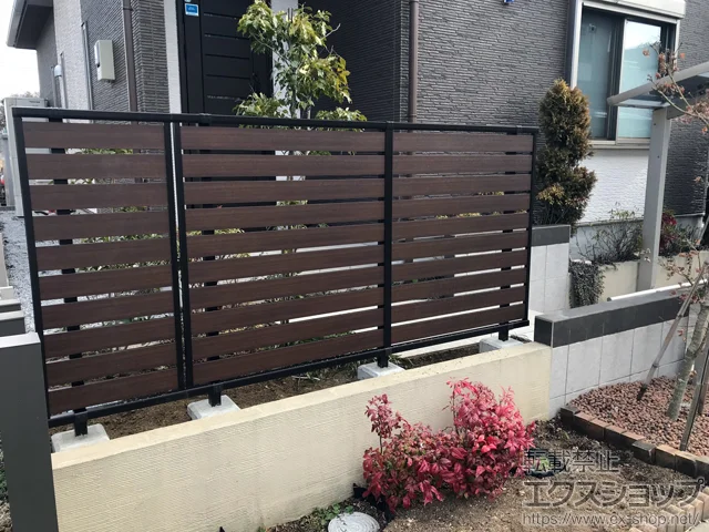 千葉県綾歌郡宇多津町のYKKAPのフェンス・柵 ルシアスフェンスF04型 横板 複合カラー 自由柱施工 施工例