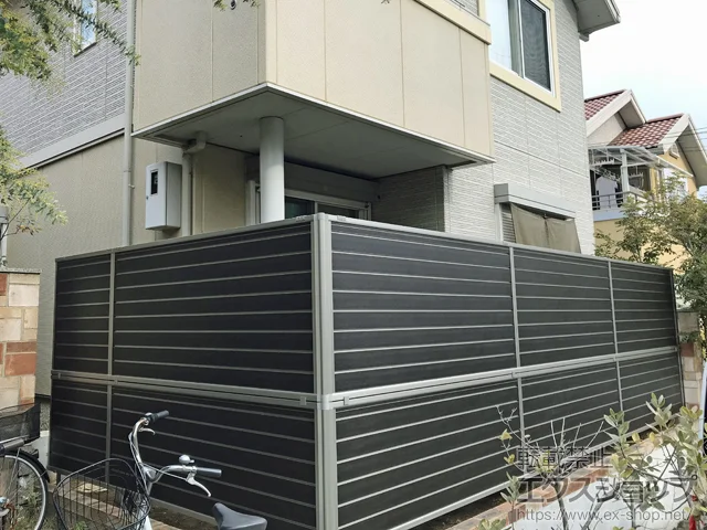 大阪府名取市のValue Selectのフェンス・柵 ルシアスフェンスF02型 横目隠し 複合カラー 2段支柱 自立建て用（パネル2段） 施工例