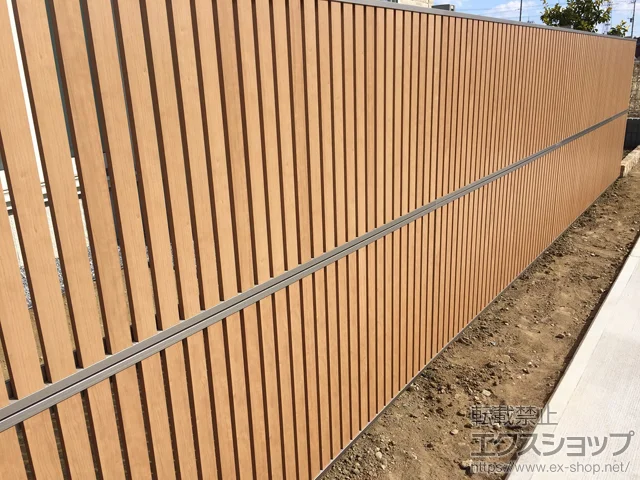 千葉県舞鶴市のYKKAPのフェンス・柵 ジオーナフェンス B4型 マテリアルカラー アルミ多段柱?（パネル2段） 施工例