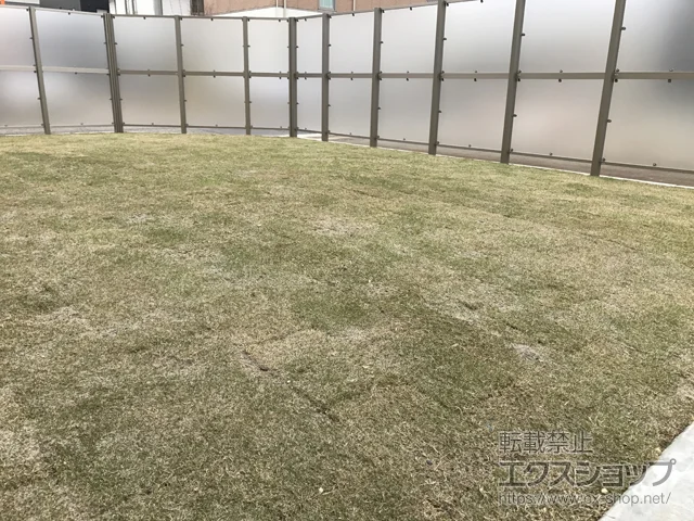 新潟県敦賀市のLIXIL リクシル（トステム）のフェンス・柵 LALAスクリーン 7型[DPG] 形材タイプ 間仕切り支柱 施工例