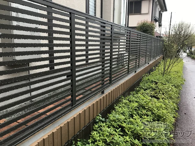 神奈川県和泉市のValue Selectのフェンス・柵 プレスタフェンス 3型 太横桟 フリーポールタイプ 施工例