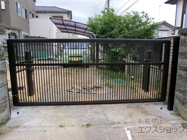 千葉県宝塚市のValue Selectのカーゲート ルシアスアップゲート 2型 たて格子 電動 施工例