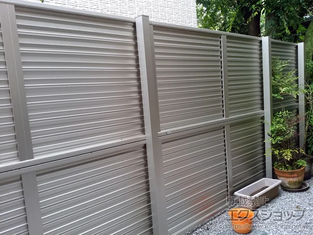 東京都名古屋市のValue Selectのフェンス・柵 カムフィX9型 ルーバータイプ 間仕切り支柱タイプ 多段支柱施工 施工例