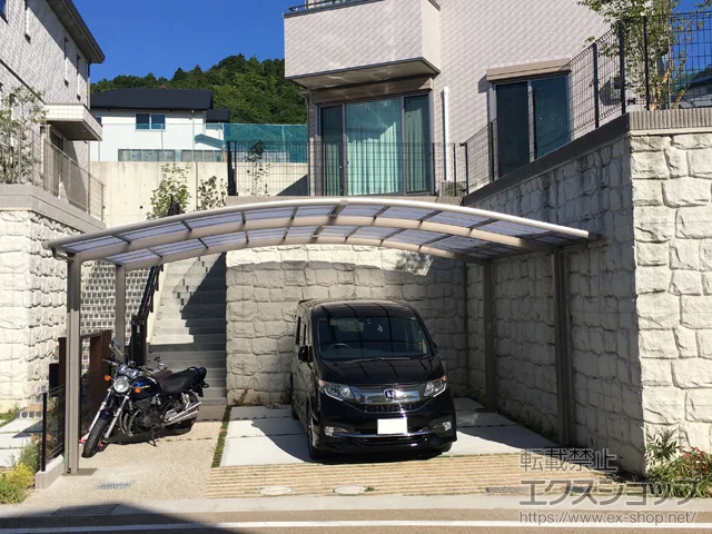 大阪府鹿児島市のYKKAPのカーポート ネスカR (ラウンドスタイル) ワイド 積雪〜20cm対応 施工例