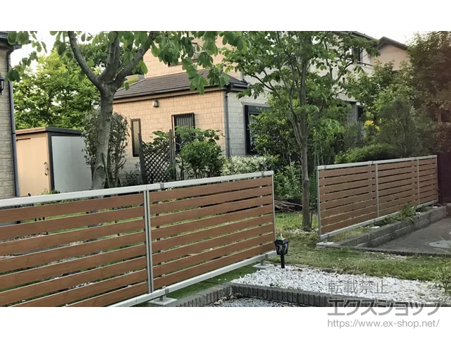 埼玉県宮崎市のValue Selectのフェンス・柵 ルシアスフェンスF04型 横板 木目カラー 自由柱施工 施工例