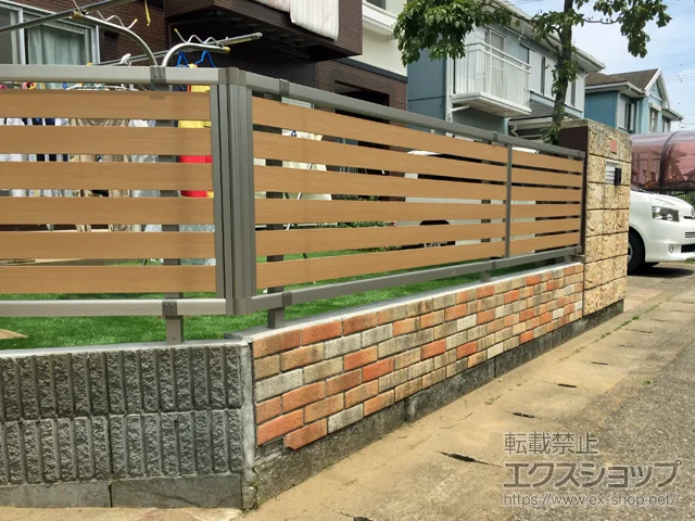 千葉県三田市のYKKAPのフェンス・柵 ルシアスフェンスF04型 横板 木目カラー 自由柱施工 施工例