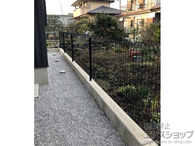 群馬県鈴鹿市のYKKAPのフェンス・柵 メッシュフェンス G10-R 自在柱 施工例
