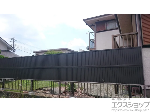 東京都下妻市のYKKAPのフェンス・柵 プレスタフェンス 6型 たて目隠し アルミ多段柱使用（パネル2段） 施工例