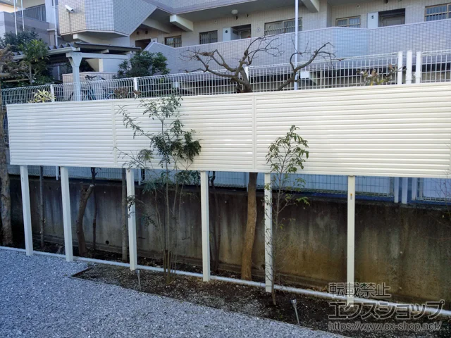 神奈川県藤沢市のValue Selectのフェンス・柵 ミエーネフェンス 目隠しルーバータイプ 2段支柱 自立建て用（パネル1段） 施工例