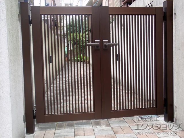 東京都名古屋市のYKKAPの門扉 シンプレオ門扉2型 縦格子 両開き 門柱使用 施工例
