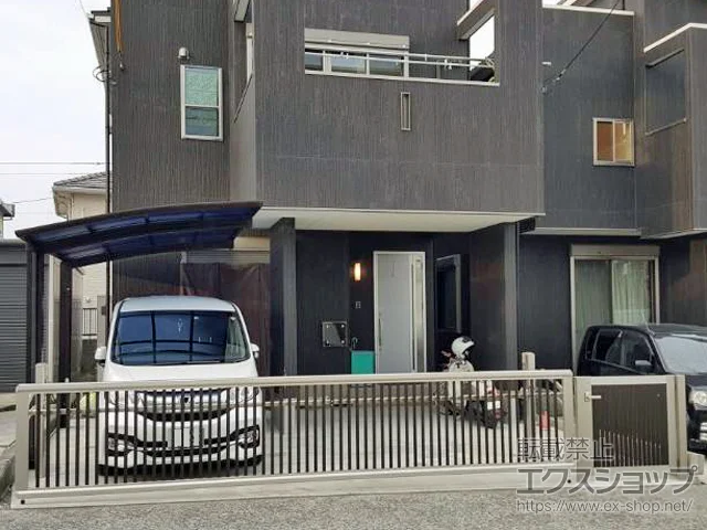 静岡県御殿場市のYKKAPのカーゲート ルシアスアップゲートワイド 4型 たて太格子 電動 複合カラー 施工例