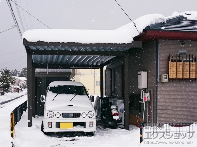 滋賀県高島市のLIXIL リクシル(トステム)のカーポート テリオスポートIII 1500 角柱4本仕様 積雪〜50cm対応 施工例
