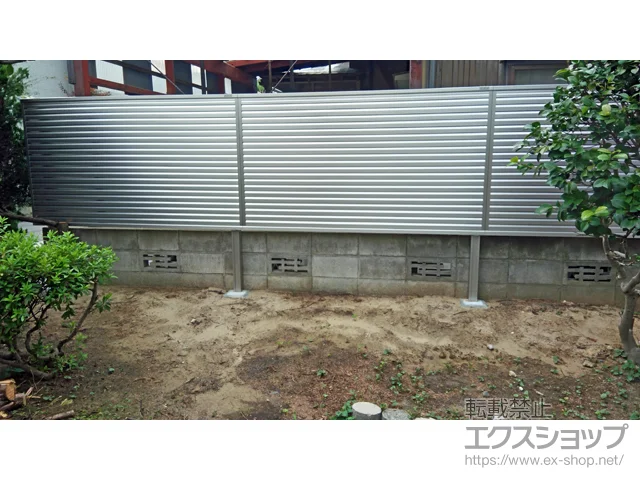 石川県北九州市のLIXIL(リクシル)のフェンス・柵 シンプレオフェンス13型 ルーバー 2段支柱 自立建て用（パネル1段） 施工例