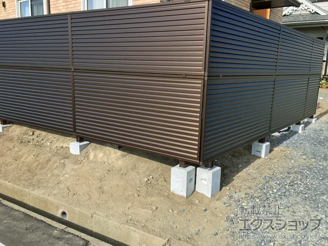 宮城県徳島市ののフェンス・柵 ミエーネフェンス 目隠しルーバータイプ 2段支柱 自立建て用（パネル2段） 施工例