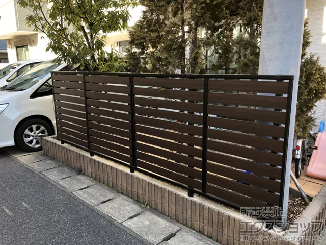 千葉県市川市のYKKAPのフェンス・柵 ルシアスフェンスF04型 横板 複合カラー 自由柱施工 施工例
