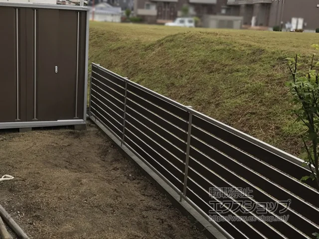滋賀県川崎市のYKKAPのフェンス・柵 ルシアスフェンスF04型 横板 複合カラー 自由柱施工 施工例