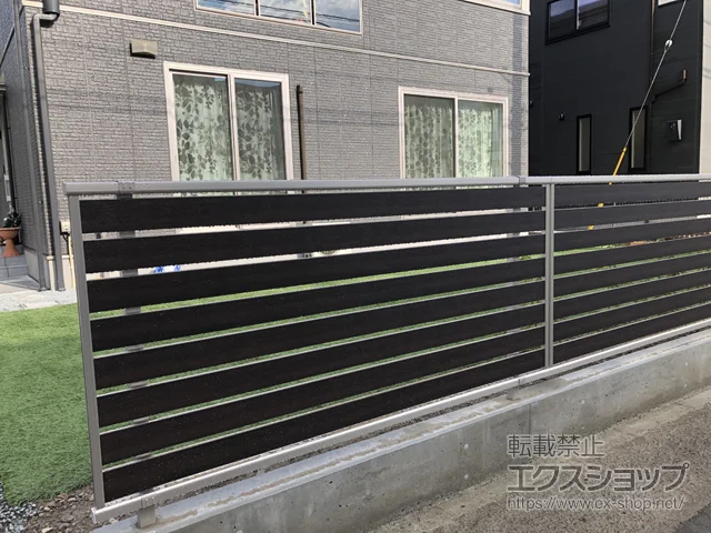 山梨県ひたちなか市のグローベンのフェンス・柵 ルシアスフェンスF04型 横板 複合カラー 自由柱施工 施工例
