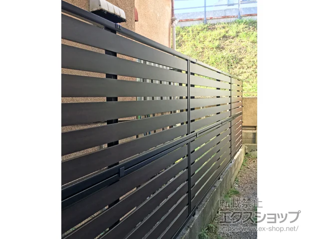 東京都甲府市のValue Selectのフェンス・柵 モクアルフェンス 横板タイプ 自由柱施工 ※柱別途（パネル2段） 施工例