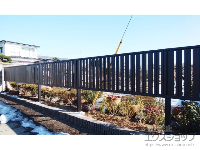 宮城県北九州市のLIXIL(リクシル)のフェンス・柵 シンプレオフェンスST1型 たて半目隠し 2段支柱 自立建て用（パネル1段） 施工例
