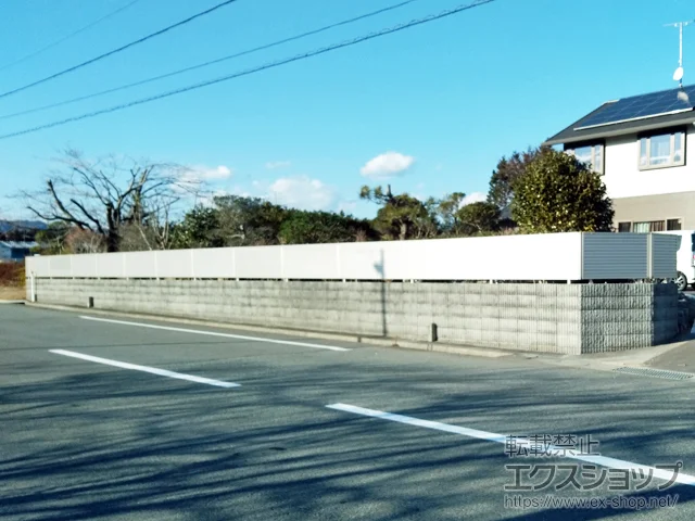 福島県焼津市のYKKAPのフェンス・柵 ミエーネフェンス 目隠しルーバータイプ 自由柱施工 施工例