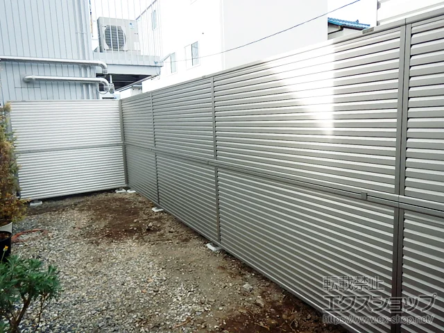 静岡県横浜市のLIXIL リクシル(TOEX)のフェンス・柵 ミエーネフェンス 目隠しルーバータイプ 2段支柱 自立建て用（パネル2段） 施工例