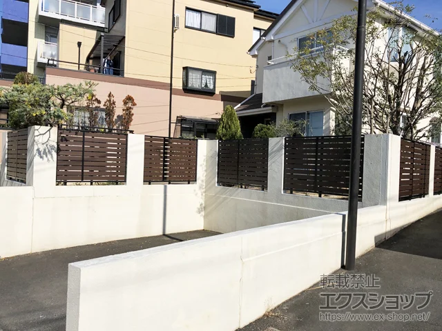 神奈川県伊勢市のYKKAPのフェンス・柵 ルシアスフェンスF04型 横板 木目カラー 自由柱施工 施工例