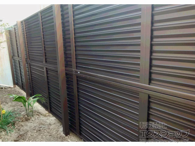 愛知県名古屋市のValue Selectのフェンス・柵 ミエーネフェンス 目隠しルーバータイプ 2段支柱 自立建て用（パネル2段） 施工例