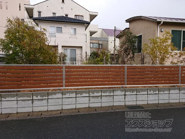 福岡県海老名市のYKKAPのフェンス・柵 ルシアスフェンスF04型 横板 木目カラー 自由柱施工 施工例