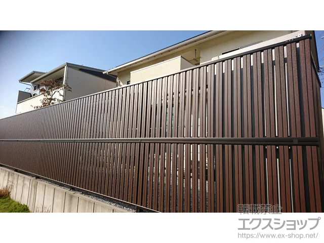 岐阜県大津市のYKKAPのフェンス・柵 ルシアスフェンスF03型 たて半目隠し 複合カラー 2段支柱 自立建て用（パネル2段） 施工例