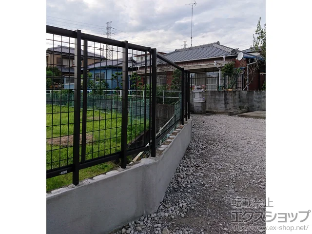 静岡県裾野市のYKKAPのフェンス・柵、門扉 シンプレオフェンスM2型 縦井桁メッシュ 自由柱施工 施工例