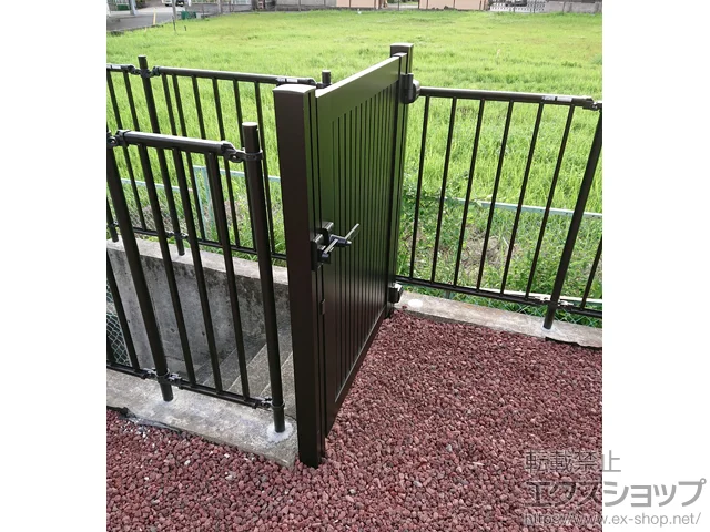 静岡県裾野市のYKKAPのフェンス・柵、門扉 シンプレオ門扉4型 縦太格子 片開き 門柱使用 施工例