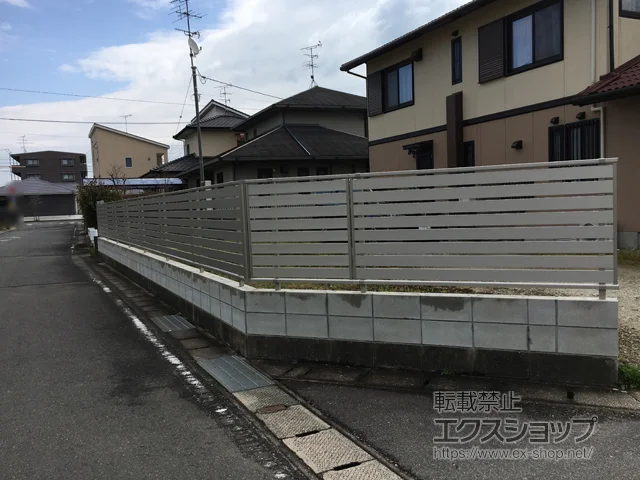 佐賀県神埼市のYKKAPのフェンス・柵 シンプレオフェンスSY1型 横スリット 自由柱施工 施工例
