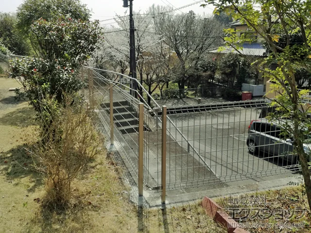 熊本県鉾田市のLIXIL リクシル(TOEX)のフェンス・柵 メッシュマイアミフェンス8A型[スチール製] 自在式　※傾斜含む 施工例