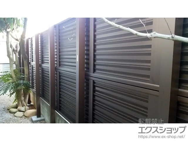 東京都唐津市のLIXIL(リクシル)のフェンス・柵 ミエーネフェンス 目隠しルーバータイプ 2段支柱 自立建て用（パネル2段） 施工例