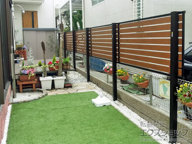 神奈川県安芸郡熊野町のYKKAPのフェンス・柵 モクアルフェンス 横板タイプ 2段支柱 自立建て用（パネル1段） 施工例